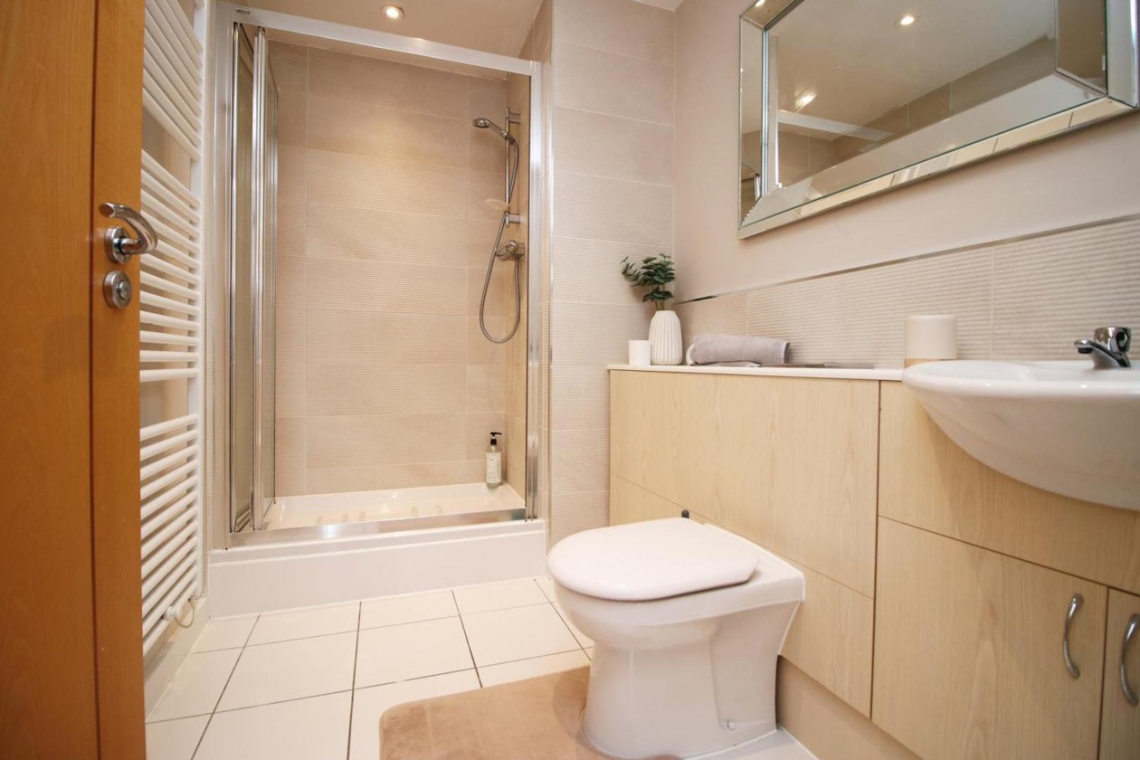 Perfect Getaway In Cardiff Marina Apartment Exterior photo
