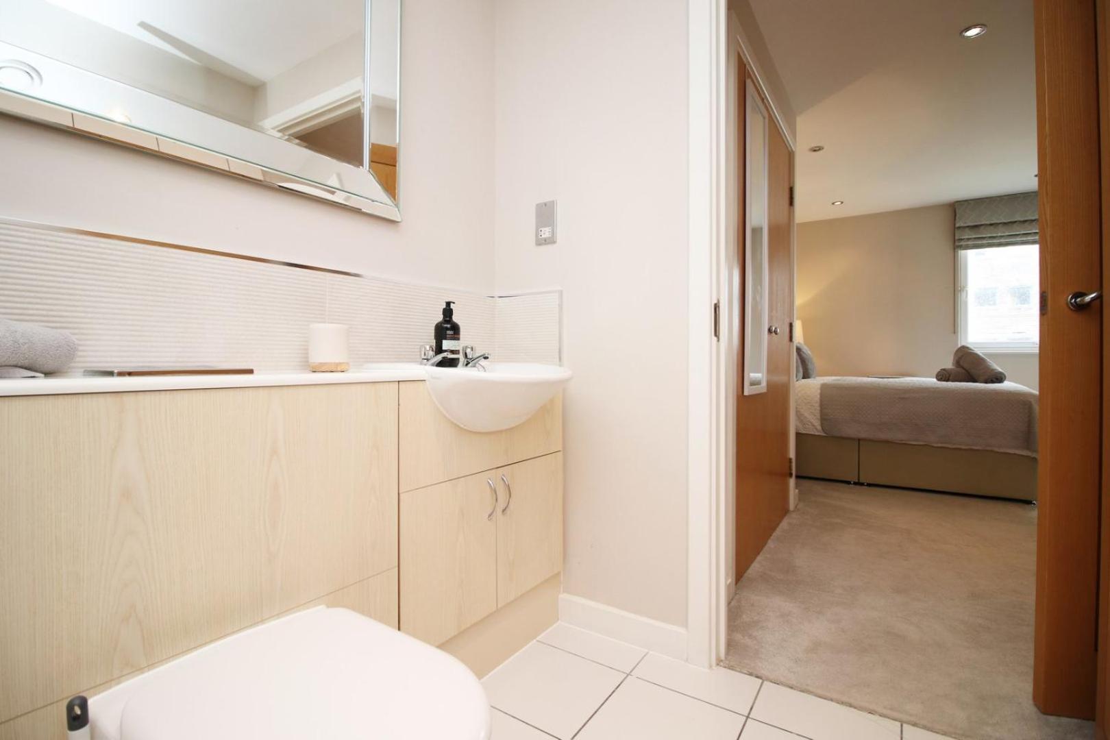 Perfect Getaway In Cardiff Marina Apartment Exterior photo